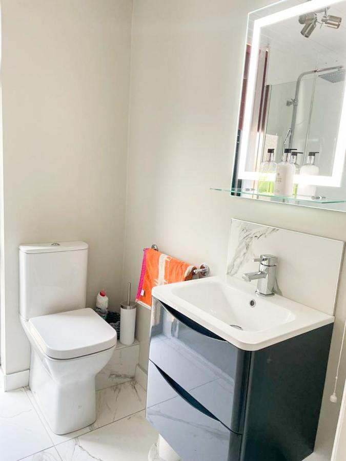 Modern Luxurious Apartment W/ Patio Balcony & View Jordanstown Exterior foto